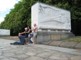 Scene bij het russisch monument.webp